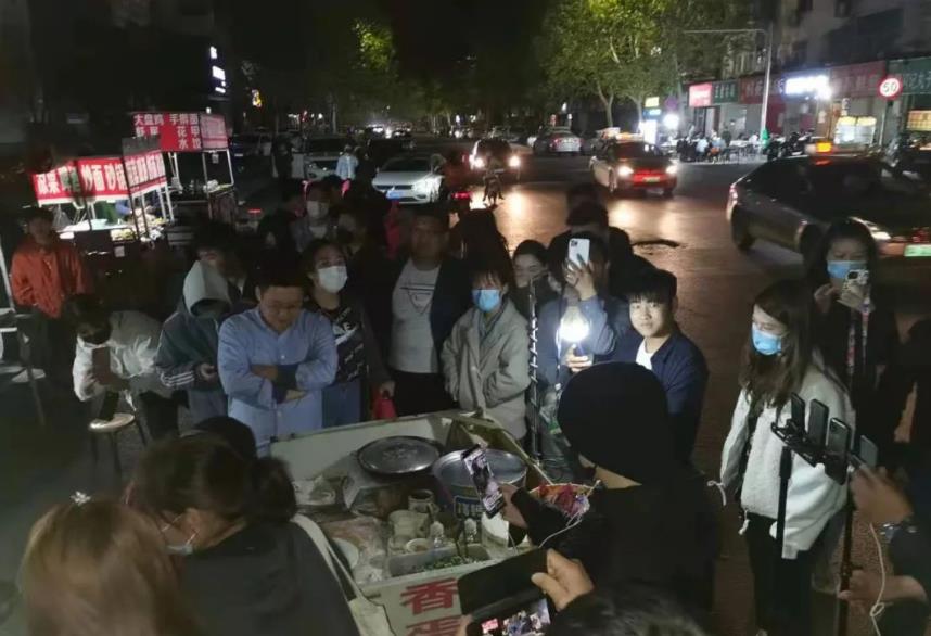 央视冠军回老家摆摊
