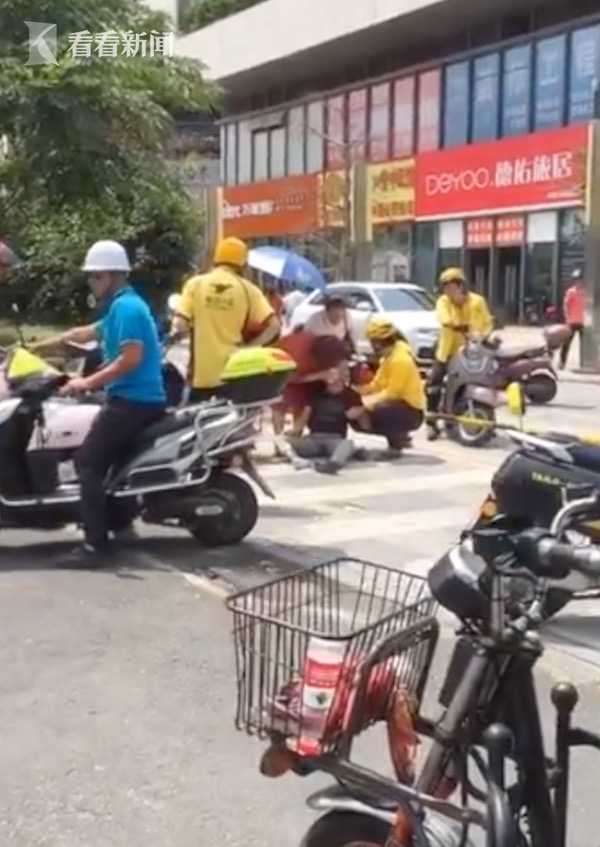 两外卖小哥扶起八旬摔倒老人送回家