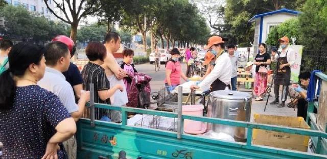 央视冠军歌手回老家摆摊照顾父亲