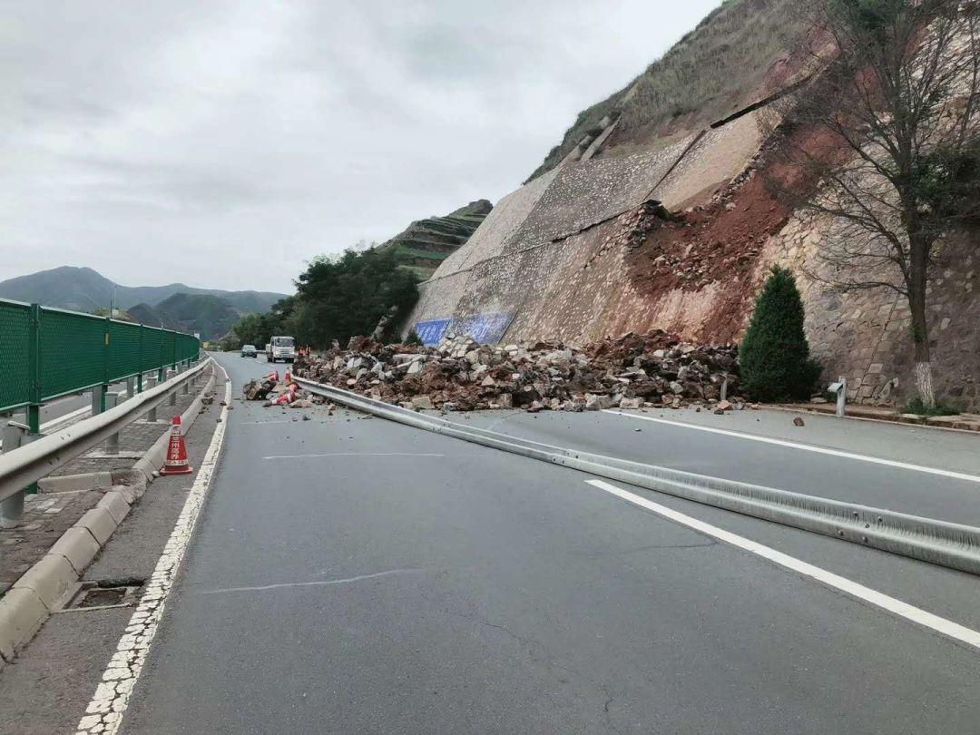 私家车被山体落石砸中 司机当场遇难