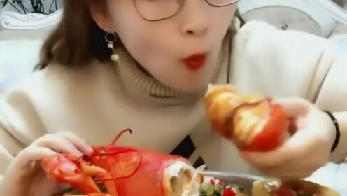 女子吃生腌小龙虾 吸虾头惊呆网友