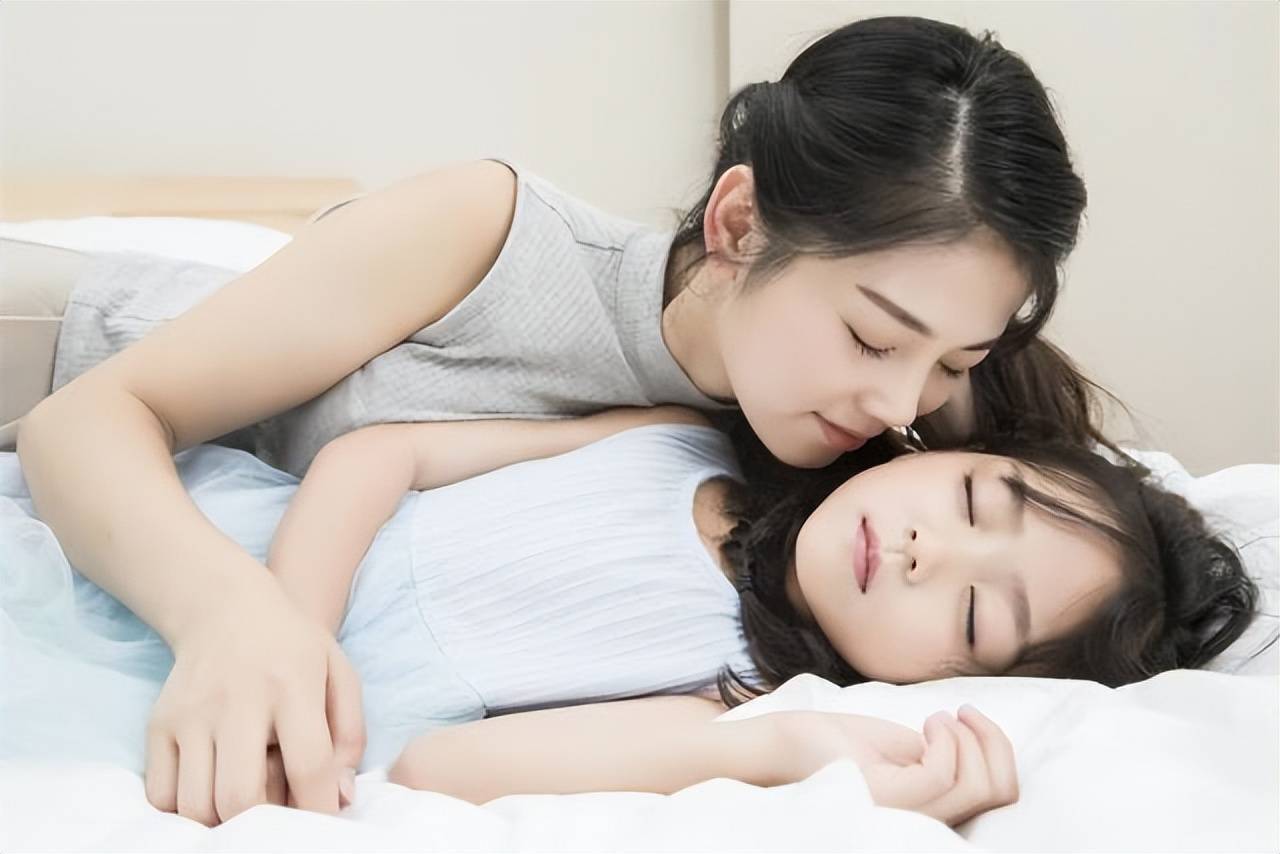 女儿一觉睡到下午五点被妈妈叫醒