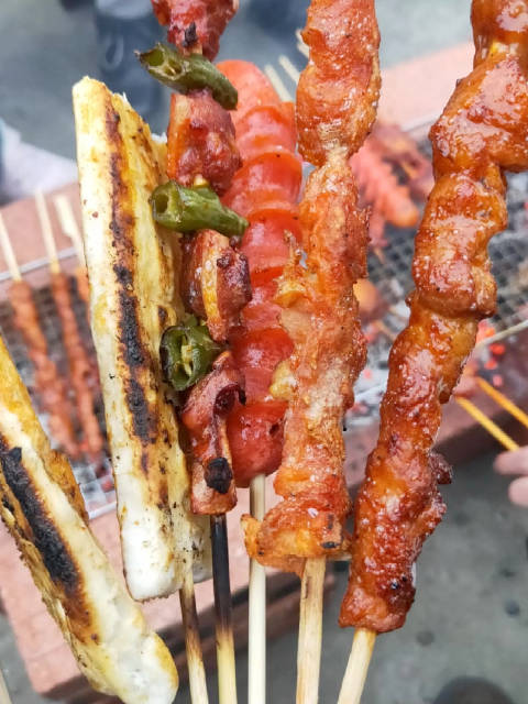 官方回应烧烤店泔水桶捞出肉串再烤：食品安全警钟再次敲响！