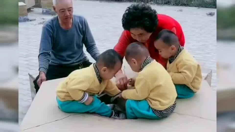 爷爷全职带三胞胎
