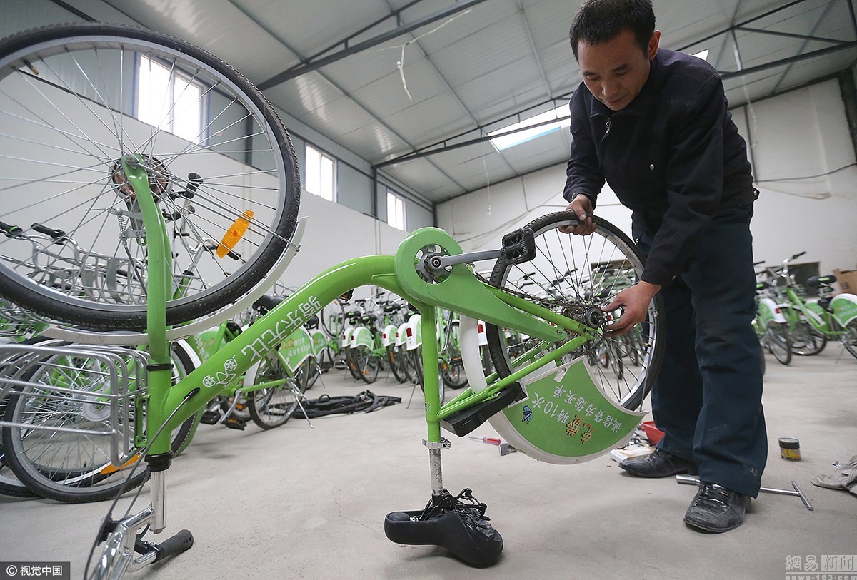 90后摩托车修理工用修车工具作画