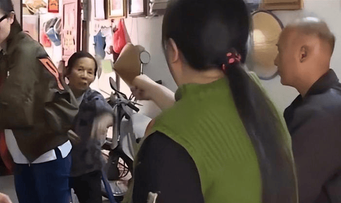女孩拒绝和奶奶同住 爸爸给奶奶租房