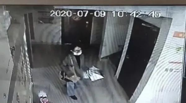 走路时踩空 大学生掉化粪池遇难
