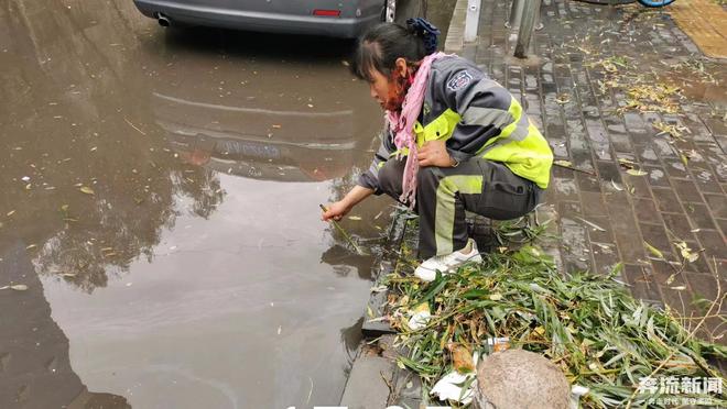 环卫垃圾倒路面积水