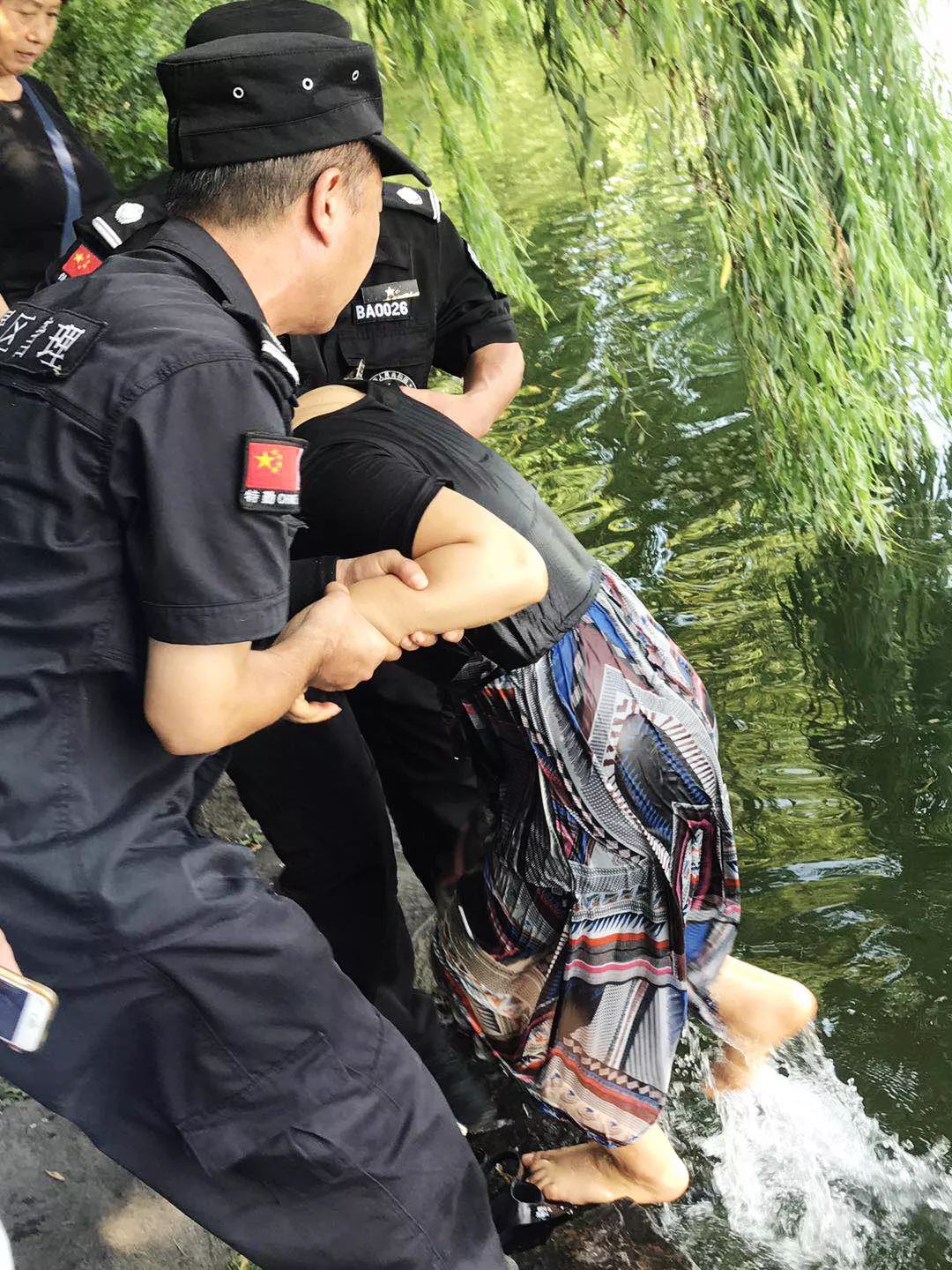 重庆一父亲带儿女钓鱼3人落水身亡