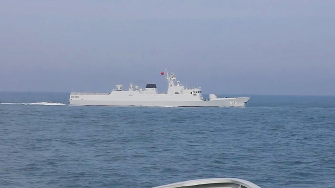 中方同意菲向非法“坐滩”军舰运补