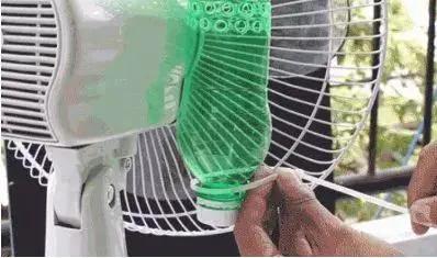 维修师傅用塑料瓶解决空调水管堵塞