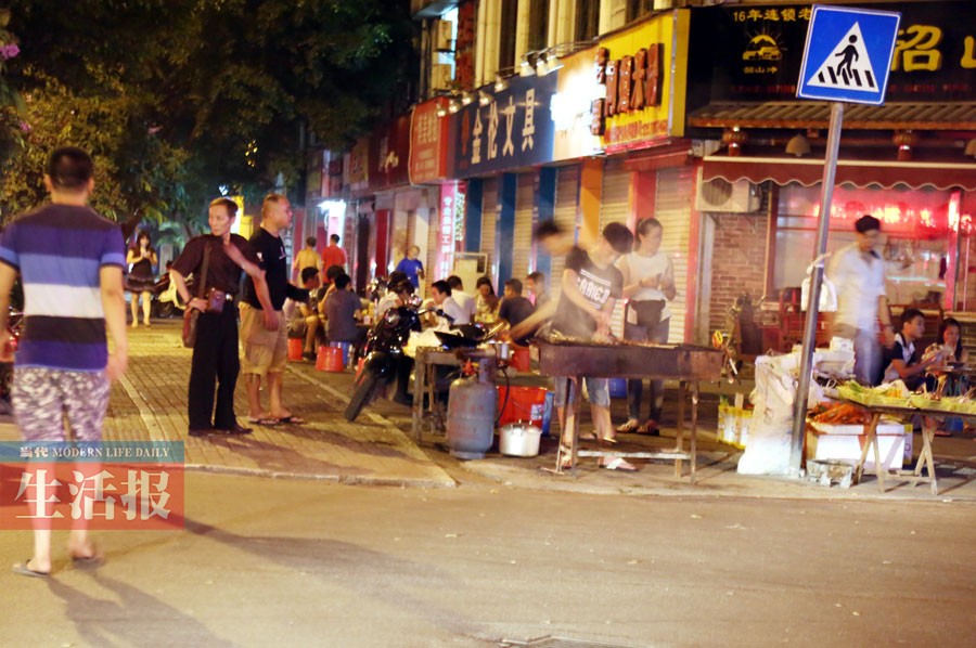 烧烤摊扰民住户大闹