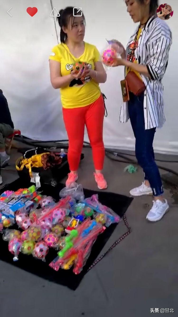 女生520收一屋子花 准备晚上摆摊