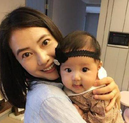 高圆圆与女儿牵绳遛弯超有爱