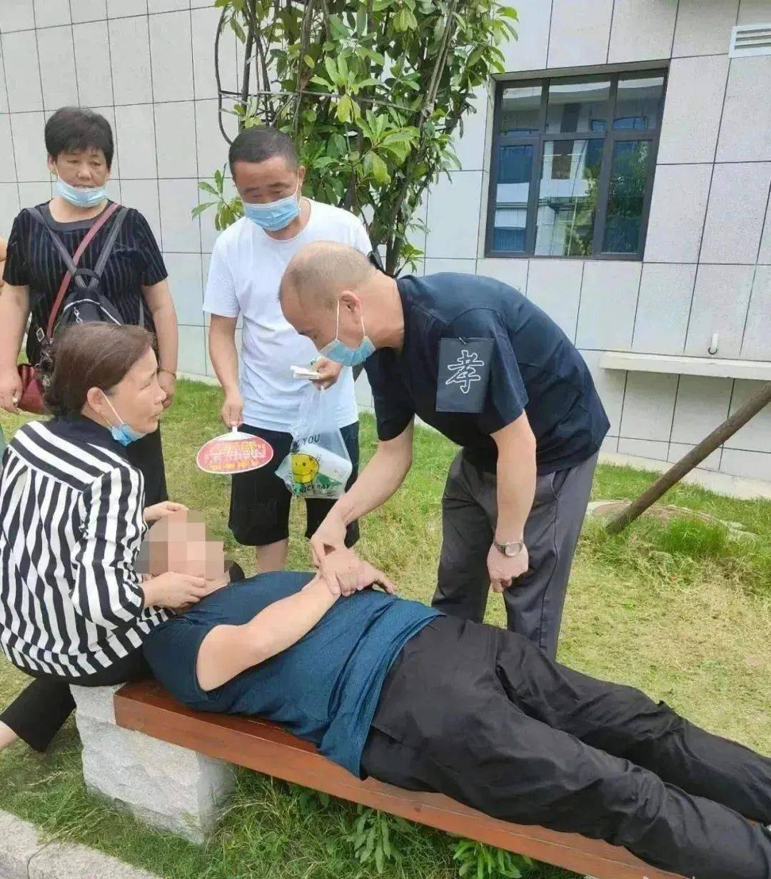 掉化粪池遇难男生妈妈殡仪馆晕倒