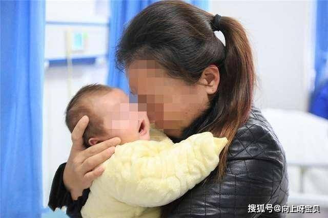 奶奶转身拿东西 宝宝从沙发摔落在地