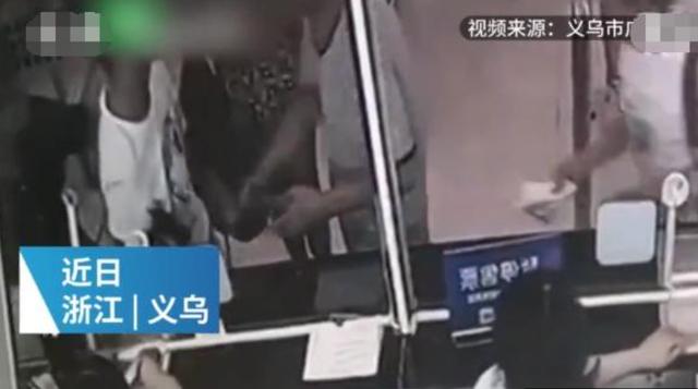 遭歧视掐脖让其道歉