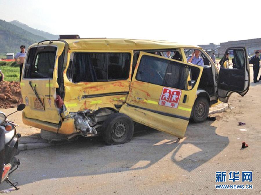 校车爆炸致5死40伤