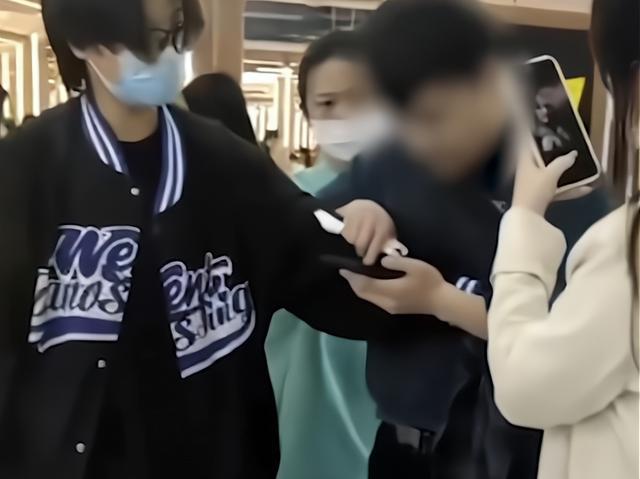 高校男生偷拍女性 被当场抓获