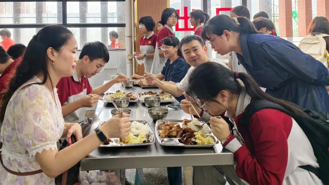 高中让家长陪餐监考