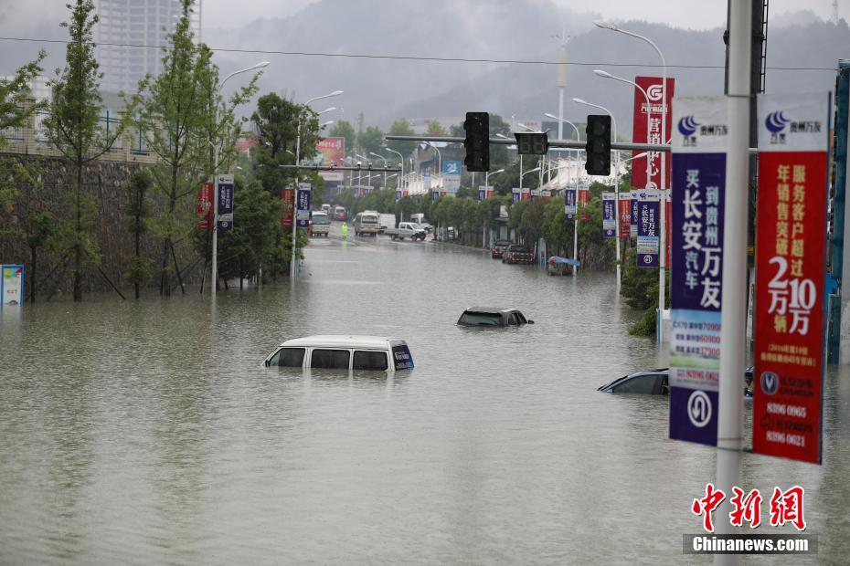 贵州暴雨淹没车辆 有商户损失数万元