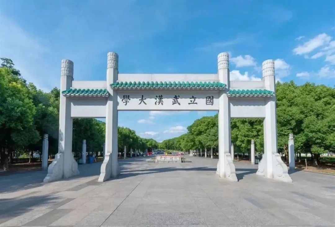 武大回应校门被淹一米深