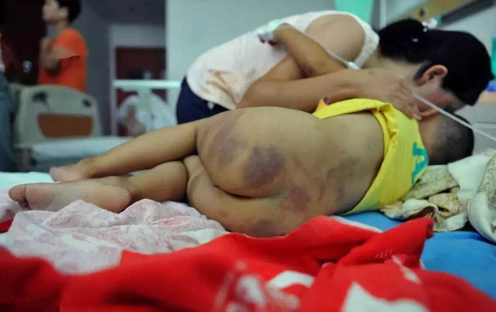 震惊！5岁女童伴父母腐尸至少5天后求助，背后真相令人心碎