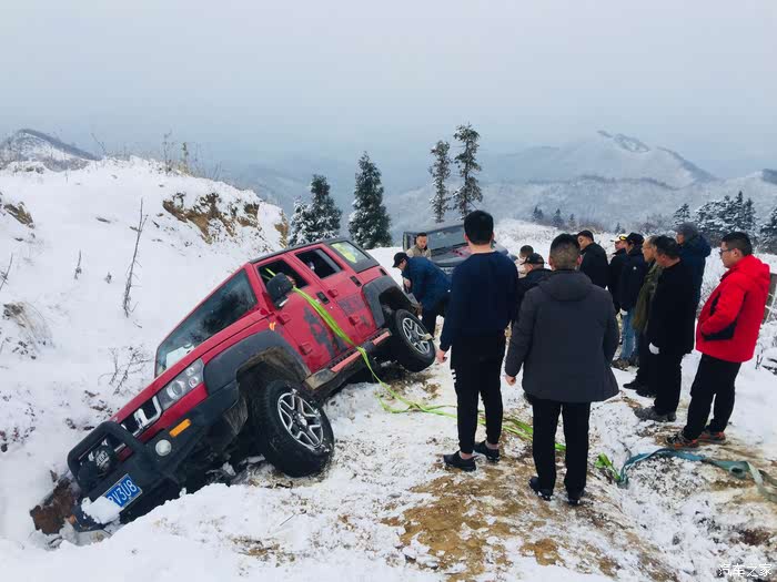 惊魂一刻！自驾穿越雪山时翻车，这些救命技巧你必须知道！