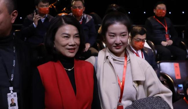 震撼重逢！孟羽童与董明珠见面相拥背后的商业传奇与情感纠葛