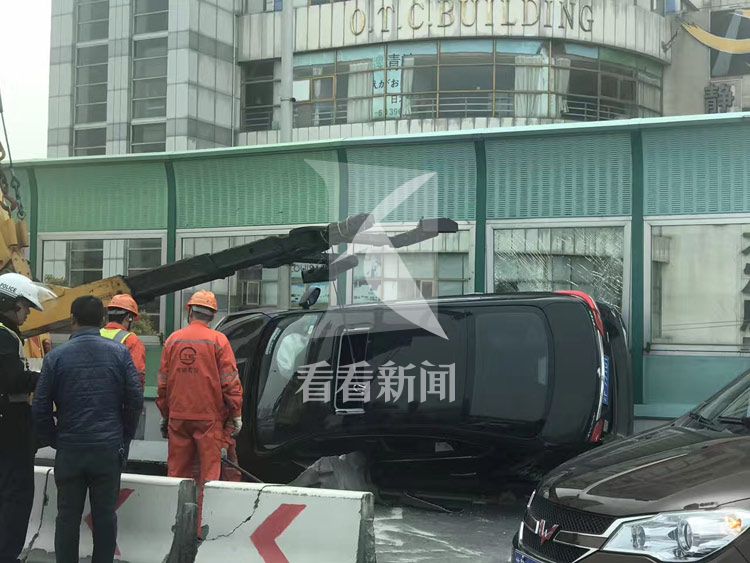 惊险！上海一轿车行驶中突然整车离地弹起，现场画面曝光！