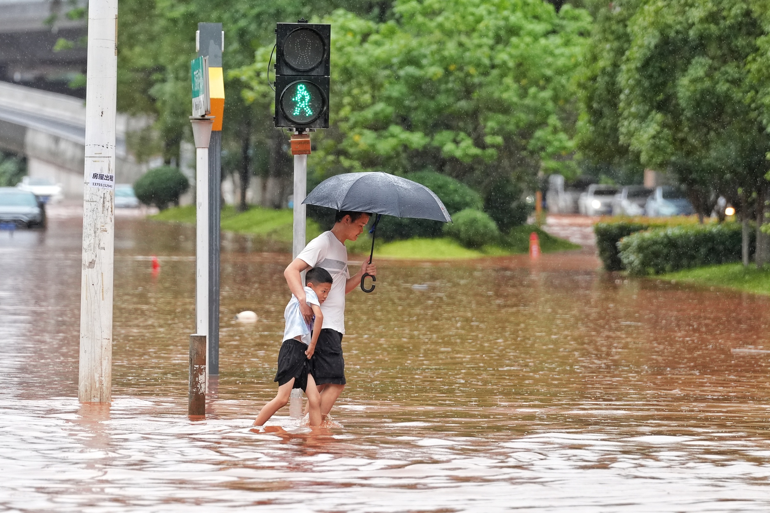 暴雨家长划桨板接娃