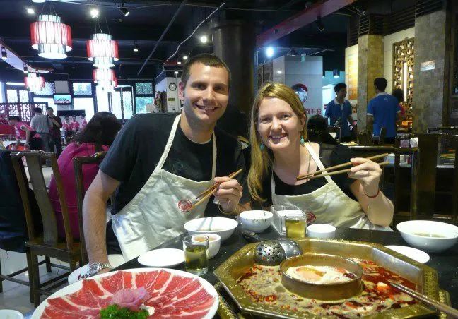 震惊！"人狗分餐共享火锅店"爆火背后，宠物友好餐厅的未来已来？