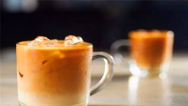 震惊！17元奶茶只有半杯，消费者权益何在？深度揭秘行业潜规则