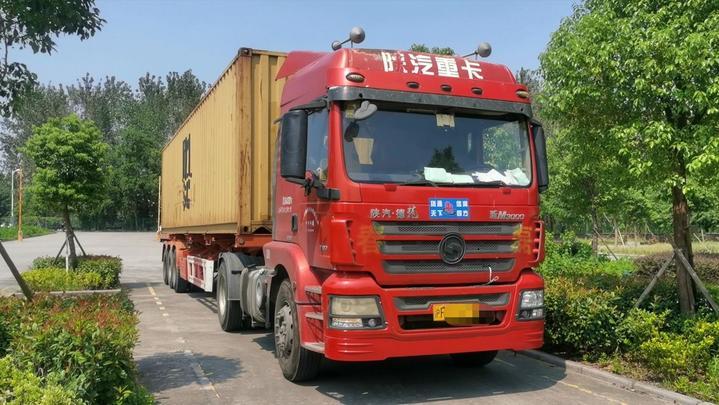 震惊！半挂车为躲追查侧翻 执法车未施救引发舆论哗然