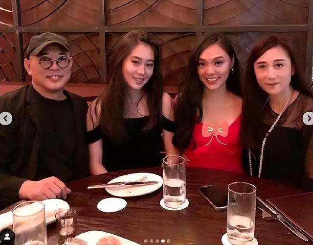 62岁李连杰与女儿出游被粉丝“围堵”！场面暖心却引担忧，背后真相曝光