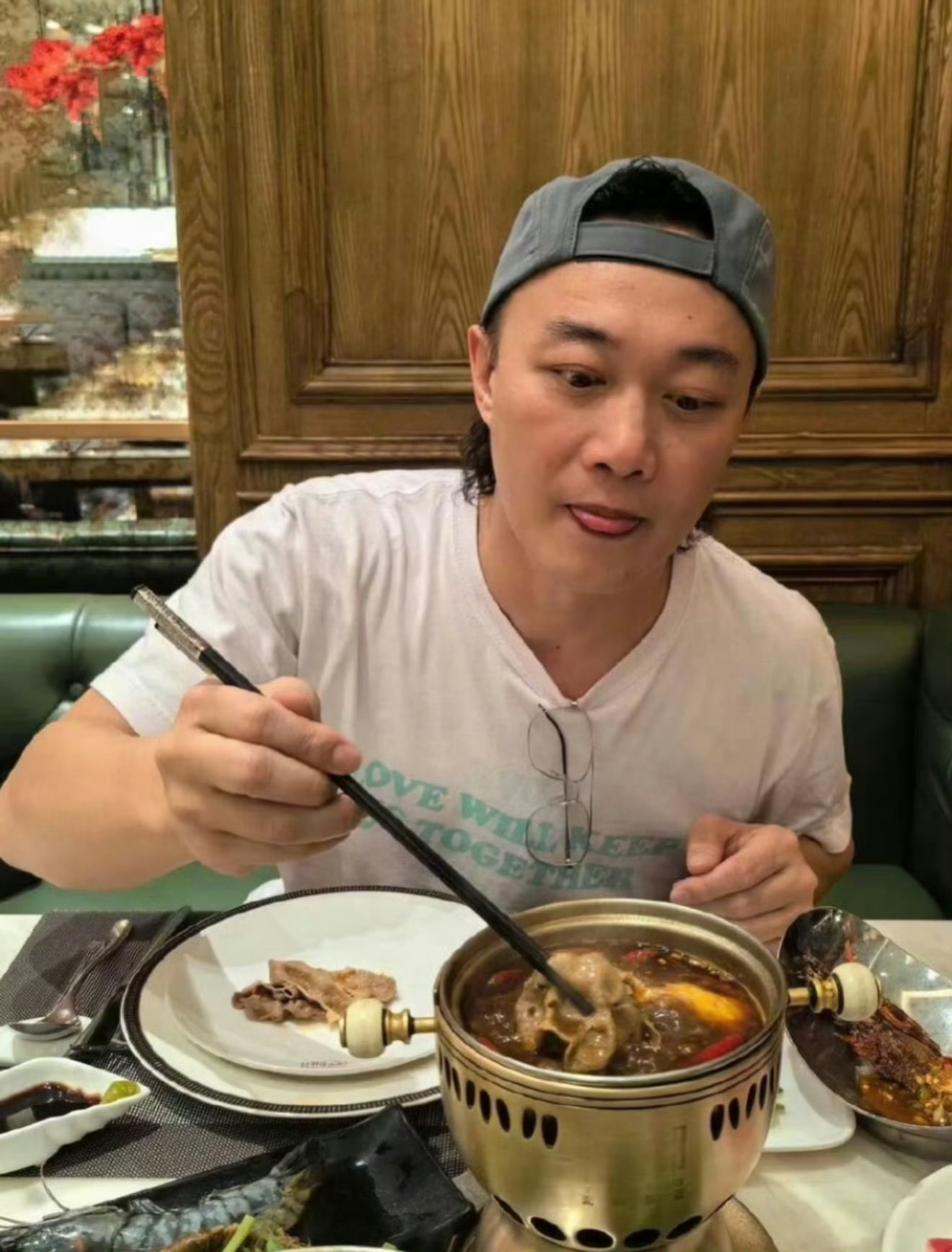 震惊！新冠刚康复的陈奕迅演唱会上爆咳，粉丝心疼不已！